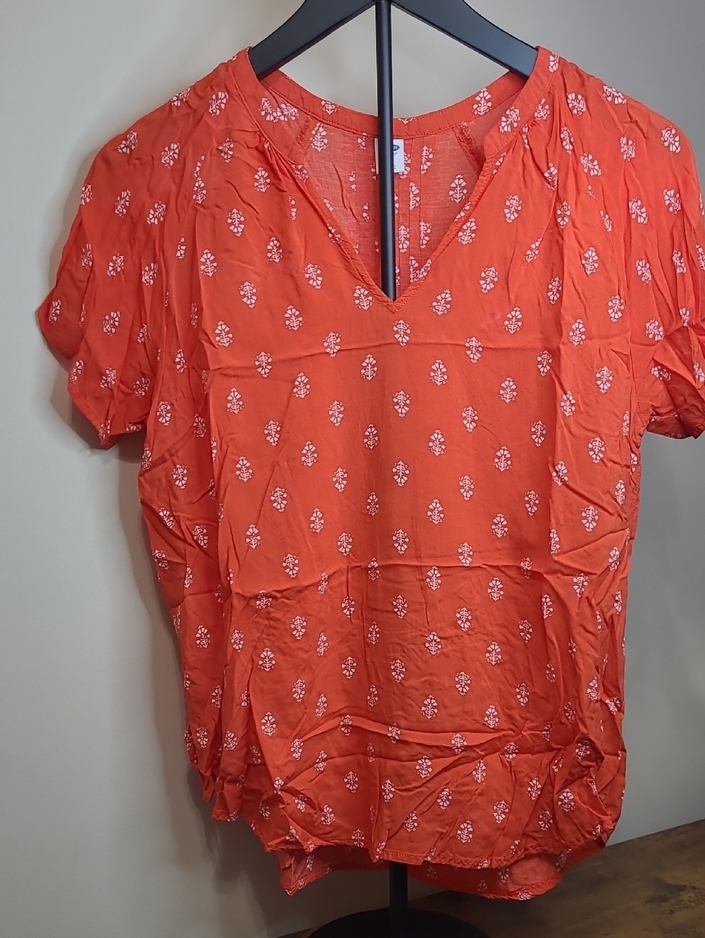 Old Navy Dark Orange & White Printed V-Neck Short Sleeve Blouse size Medium